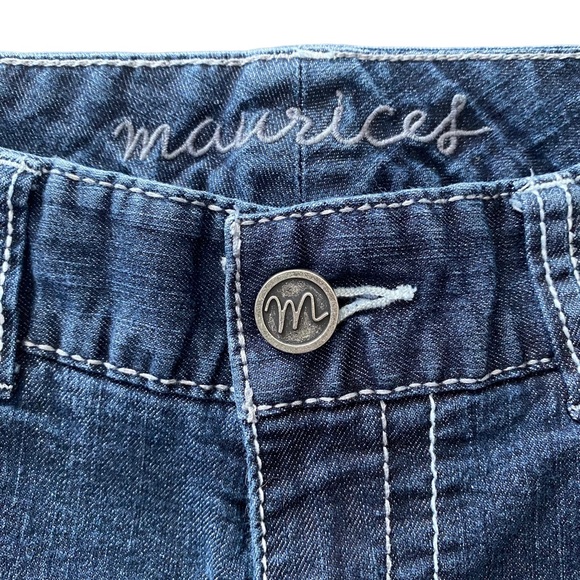 Maurice’s Straight Leg Distressed Wash Jeans with Embroidered Pockets 7/8 Short - Picture 4 of 15